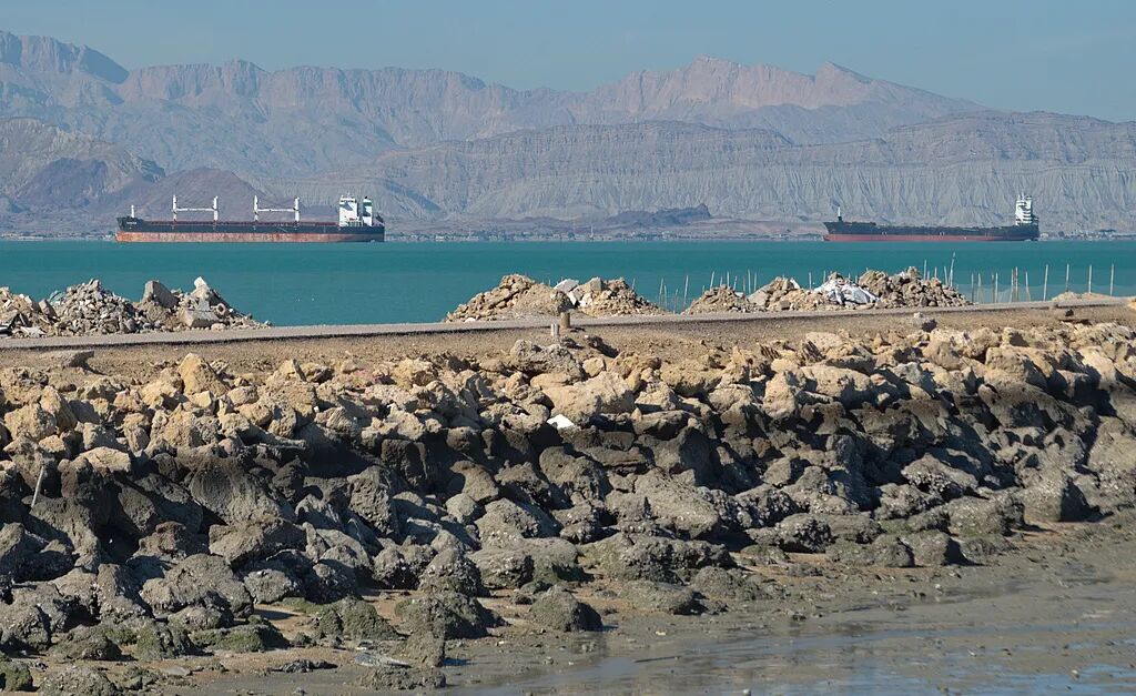美军威胁袭击霍尔木兹海峡伊朗民用港口 伊朗回应